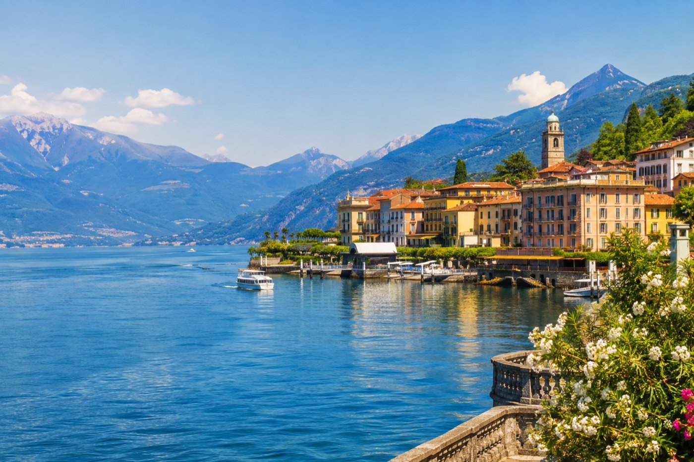 Veduta del Lago di Como con ville affacciate sull'acqua e montagne sullo sfondo